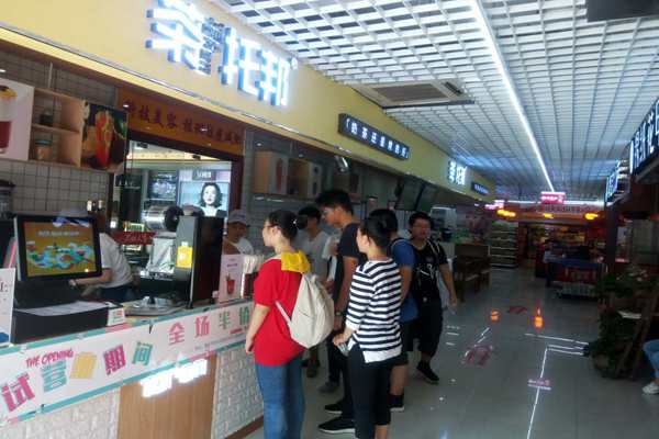 茶托邦奶茶店员介绍产品