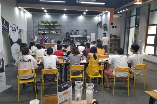 茶托邦奶茶加盟商学习图