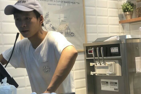 茶托邦男性服务员