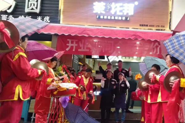 下雨天也很多人