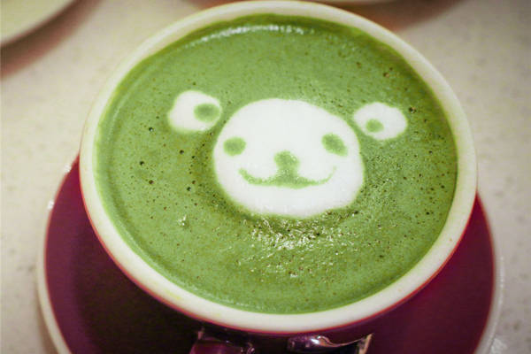 抹茶被加到奶茶里面