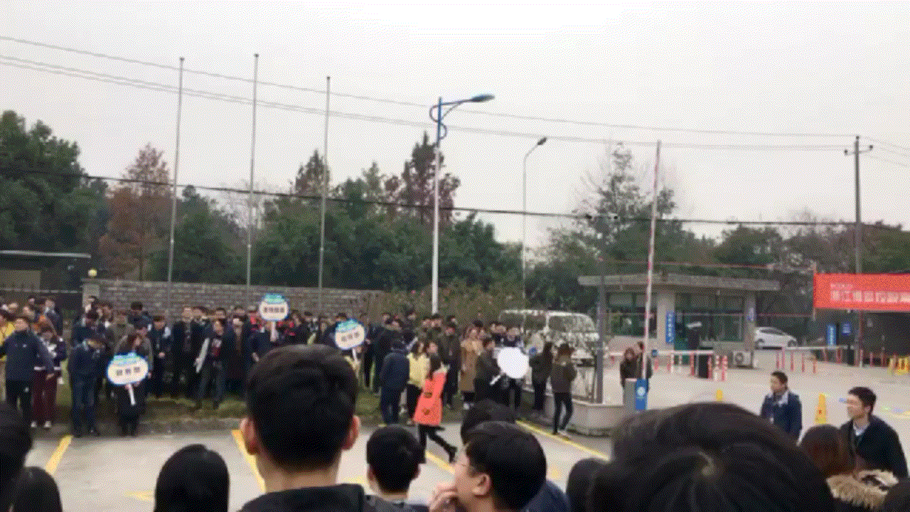 围观比赛的吃瓜群众